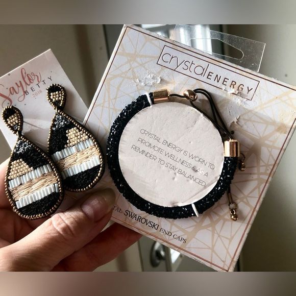 Seed bead earring and Swarovski bracelet, gold tone - Picture 1 of 8